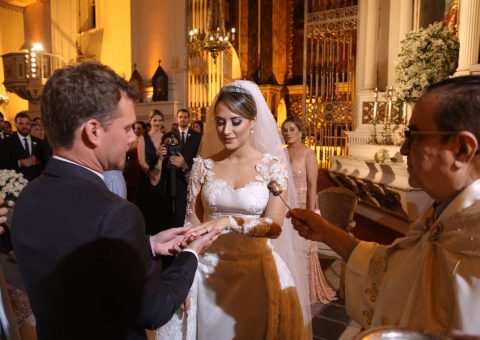 O casal troca alianças durante a cerimônia religiosa, na Catedral Metropolitana de Maceió, no sábado (2).