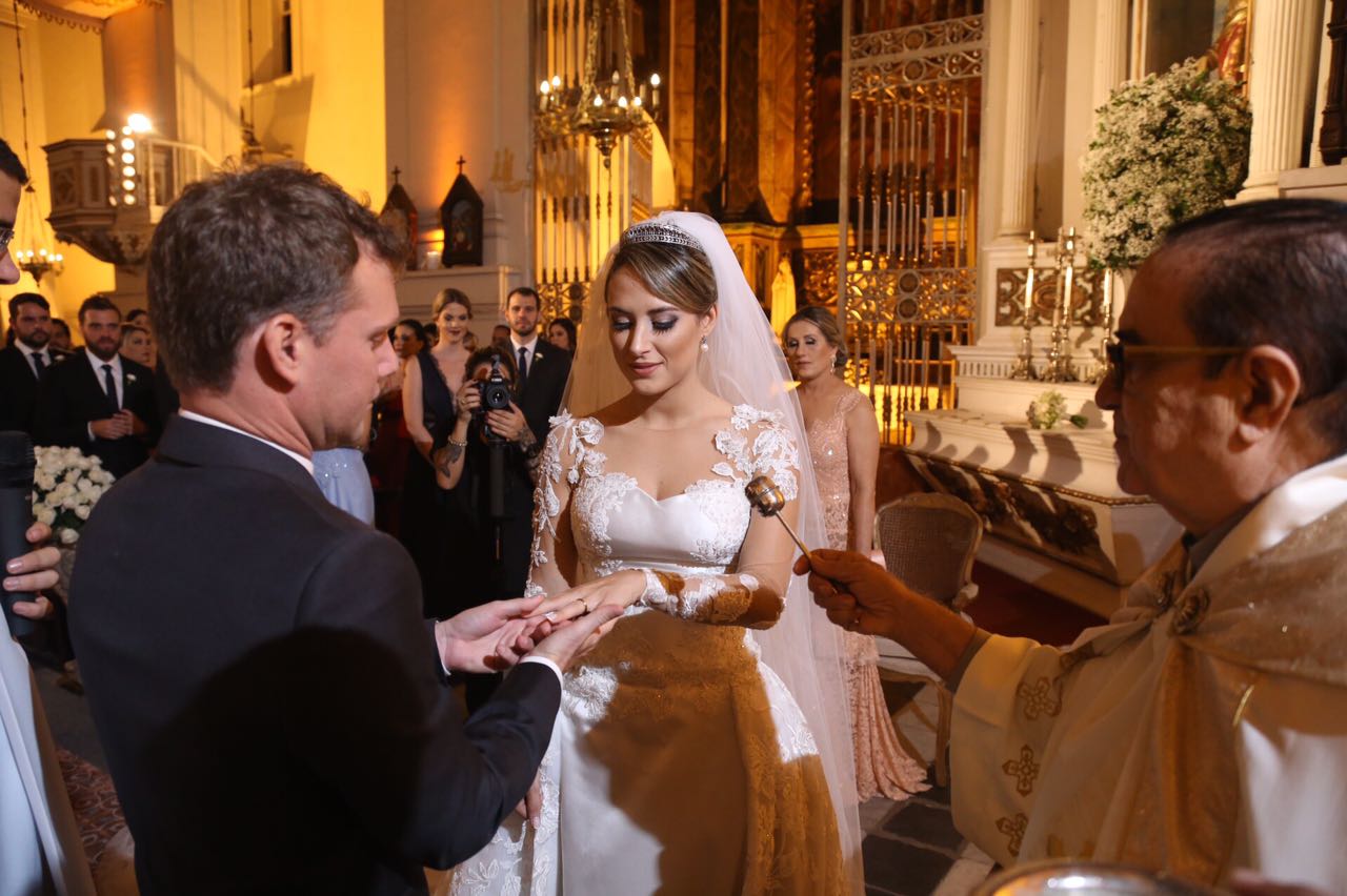 O casal troca alianças durante a cerimônia religiosa, na Catedral Metropolitana de Maceió, no sábado (2).
