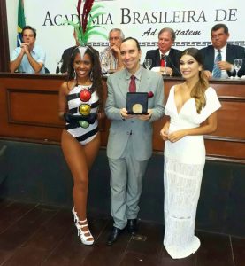 Helcio Hime recebe Medalha com Chacrete