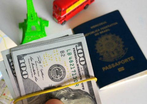 Segundo os dados divulgados neta última segunda-feira, 26, os gastos de brasileiros em viagens ao exterior chegaram a US$ 2 bilhões durante o mês de janeiro deste ano. Esse foi o maior resultado desde janeiro de 2015, quando o índice chegou a US$ 2,2 bilhões. As receitas de estrangeiros no Brasil ficaram em US$ 779 milhões no mês passado. Com esses resultados, houve déficit na conta de viagens, de US$ 1,2 bilhão, em janeiro.