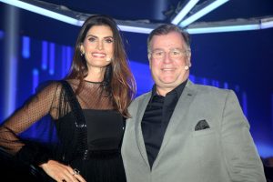 Mestre de Cerimônias do evento, a top e apresentadora Isabella Fiorentino e Holger Marquardt, diretor Marketing e Vendas Automóveis América Latina e Caribe