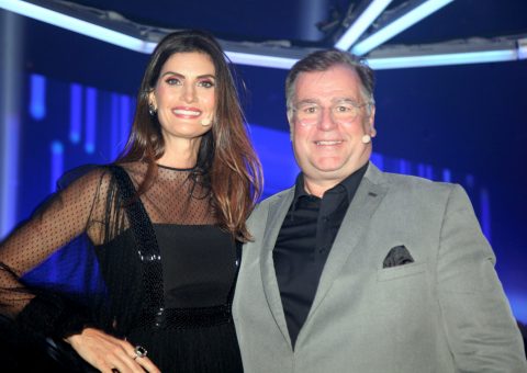 Mestre de Cerimônias do evento, a top e apresentadora Isabella Fiorentino e Holger Marquardt, diretor Marketing e Vendas Automóveis América Latina e Caribe