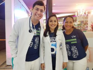 Caio Medeiros de Almeida, enfermeiro hemodinamicista; Brenda Lima, nutricionista clínica; e Wedja Morais, técnica de enfermagem, no evento do Hospital Vida, em celebração ao Dia Mundial do Rim, no Maceió Shopping