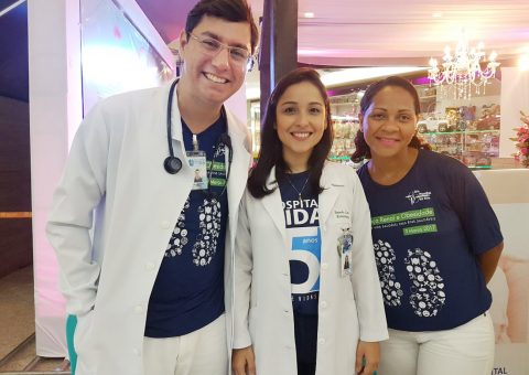 Caio Medeiros de Almeida, enfermeiro hemodinamicista; Brenda Lima, nutricionista clínica; e Wedja Morais, técnica de enfermagem, no evento do Hospital Vida, em celebração ao Dia Mundial do Rim, no Maceió Shopping