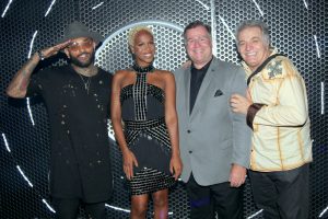 O DJ Hadyi do grupo da cantora Karol ConKA com o diretor Marketing e Vendas Holger Marquardt e o colunista Antonio Salani