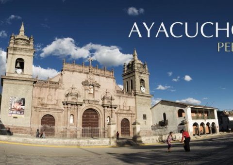 Recomenda-se participar da Semana Santa de Ayacucho, no Peru, pelo menos uma vez na vida, pois trata-se de uma das manifestações religiosas mais emblemáticas dos Andes. No Peru, sua fama vai longe, por ser a festa ideal para jovens que procuram sair da rotina nos dias do feriado santo e que são movidos pela impressionante manifestação de devoção, simbolizada por uma majestosa caminhada piramidal de mais de 10 metros de altura, iluminada por 3 mil velas, e que é apreciada em todo o seu esplendor ao amanhecer no Domingo de Páscoa.