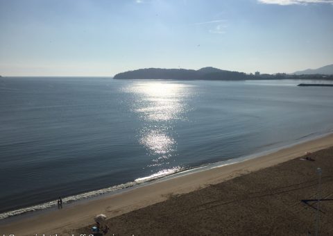 Antes de mais nada, Balneário Piçarras irá te surpreender pela sua tranquilidade, gastronomia, lazer, mar esmeralda e repito, muita tranquilidade. Uma praia de águas calmas e quentes onde impera o ritmo familiar, pé na areia, sem prédios que tirem o sol da areia da praia e onde praticamente todo mundo se conhece mesmo em alta temporada.