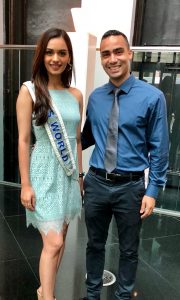Miss Mundo, Manushi Chhillar ao lado de Alan Muller, chefe de recepção no Meliá Ibirapuera