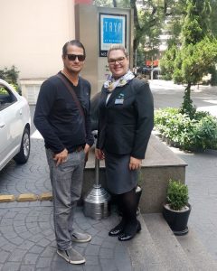 Ator Marcelo Serrado ao lado de Nathália Maximiano, coordenadora de eventos no hotel TRYP São Paulo Paulista