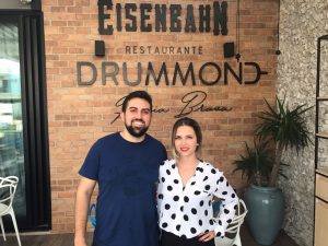 O sócio do restaurante Drummond, Ricardo D'Aquino e a gerente da AMEMI Esmalteria, Julia Dias (Click na imagem para visualizá-la em tamanho maior)