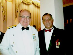 Comandante da Marinha, Almirante de Esquadra Eduardo Barcellar Leal Ferreira e Eduardo Auto Guimarães, presidente da Soamar/AL, no baile de gala no Clube Naval/RJ