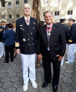 Vice Almirante Aguiar Freire e Eduardo Auto Guimarães, na solenidade oficial na Fortaleza São José, Ilhas das Cobras