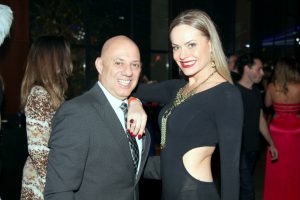 O casal Roberto Tchirschian e Fernanda Abreu curtindo a noite de lançamento