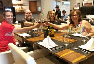 jornalistas James Silver e Zenita Almeida, e os empresários Arthur e Fabiola Medeiros