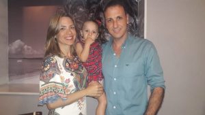 O capitão de fragata Haron Jorge Cavalcante com sua mulher, Simone e a sua filha, pequena Isabella