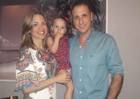 O capitão de fragata Haron Jorge Cavalcante com sua mulher, Simone e a sua filha, pequena Isabella