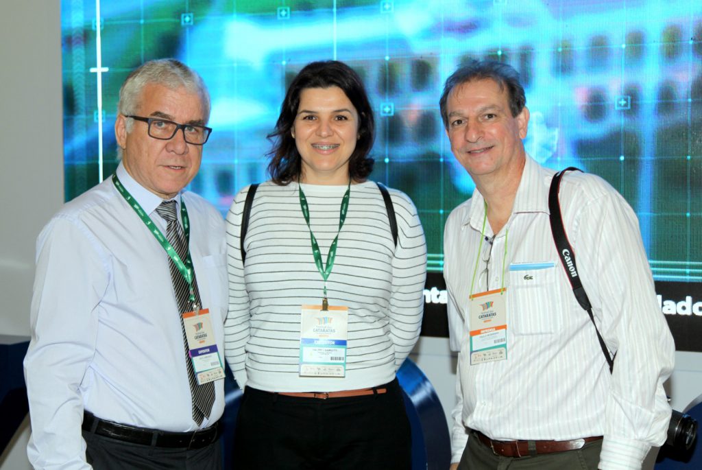 O presidente da Paraná Turismo, Jacó Gimennes e do escritório regional Valeria Mariotti e com o jornalista Paulo Mosimann