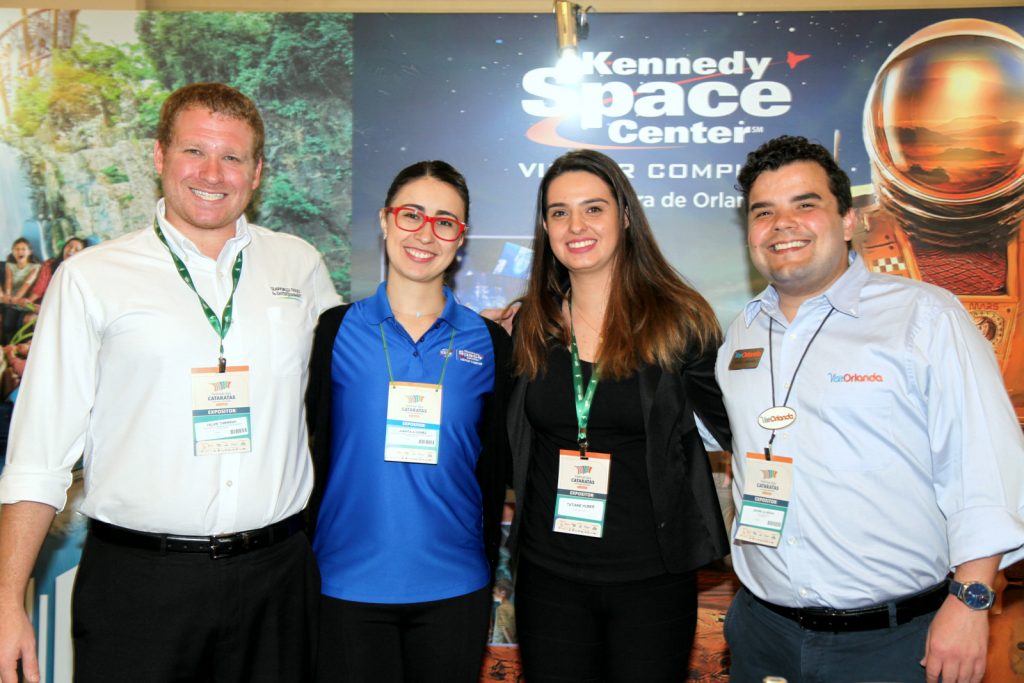 No stand dos Estados Unidos da América (USA), Felipe Timernan e Juanita Gomez com Tatiane Uber e André Almeida