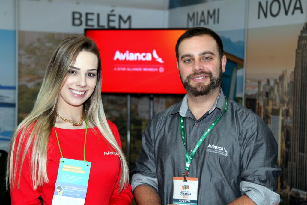 No stand da Avianca Linhas Aéreas os executivos de contas Bruna Risden e Wellington Melo