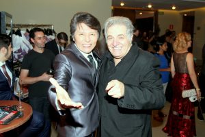 Show do Internacional Mágico e ilusionista brasileiro, Issao Imamura, e o colunista Antônio Salani