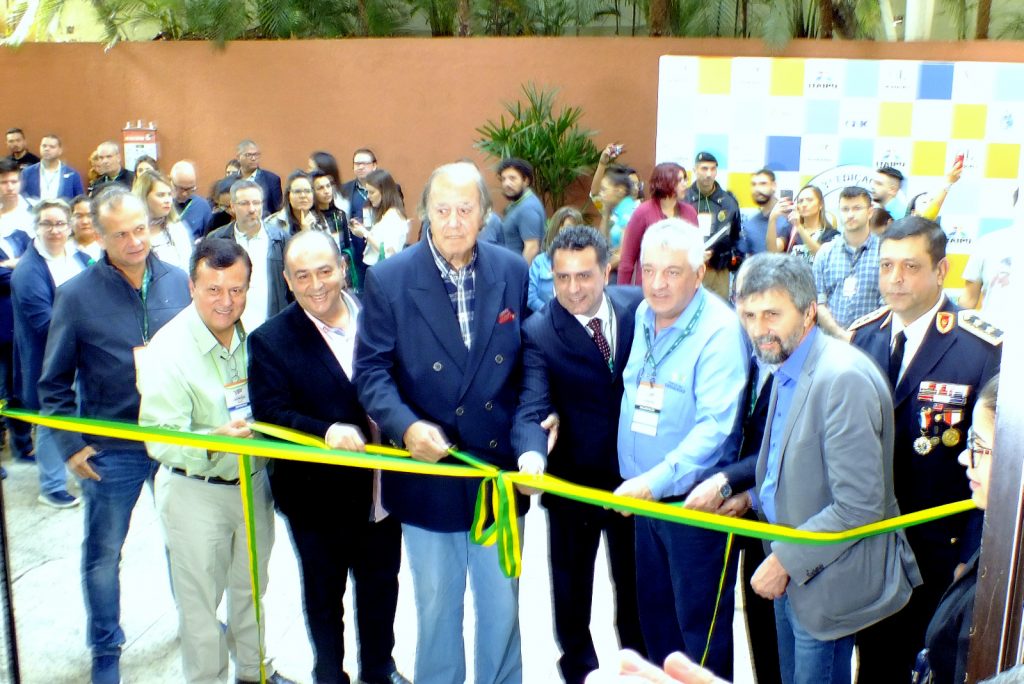 Autoridades no Corte da fita do Festival de Turismo das Cataratas 2018