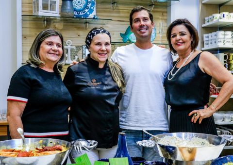 Sérgio Feitosa ladeado pela chef (e) Isabela Queiroz e (d) a banqueteira Izabel PinheiroSérgio Feitosa ladeado pela chef (e) Isabela Queiroz e (d) a banqueteira Izabel Pinheiro