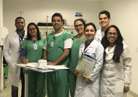 Em primeiro plano (c), o médico Luiz Guilherme Camargo de Almeida ladeado pela sua equipe: (e) psicólogo Júlio Maurício, enfermeira Zirlene Costa; (d) fisioterapeuta Tânia Mayla Resende de Gusmão, nutricionista Brenda, farmacêutico (estagiário) Denner, e a psicóloga (estagiária) Érica