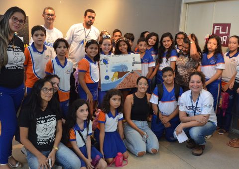 Alunos da Escola Odilon Lino da Silva e o quadro vencedor do concurso "Guardiões da Água"