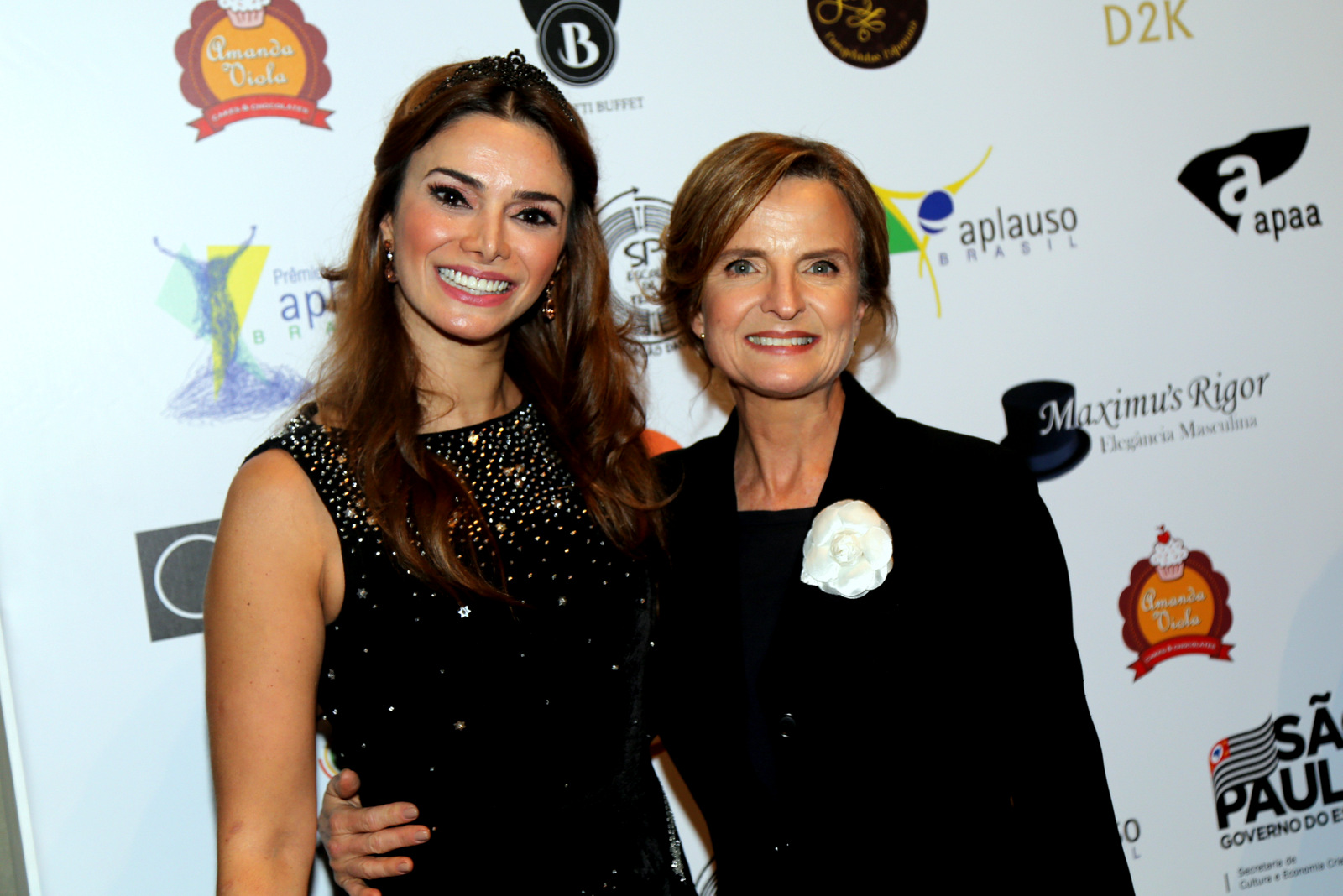 A diretora de Teatro e atriz global Simone Zucato com a eleita a Melhor Atriz voto popular Clara Carvalho em A Profissão da Sra. Warren