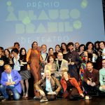 No palco do Teatro Sérgio Cardoso, os homenageados, em especial às nossas damas do Teatro, Monah Delacy e Nicette Bruno que tanto fizeram e fazem pelo teatro brasileiro