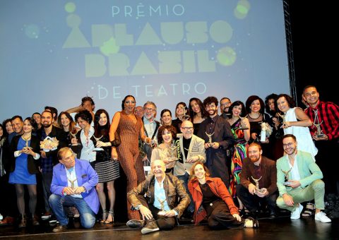 No palco do Teatro Sérgio Cardoso, os homenageados, em especial às nossas damas do Teatro, Monah Delacy e Nicette Bruno que tanto fizeram e fazem pelo teatro brasileiro