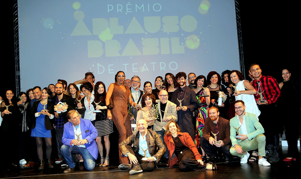 No palco do Teatro Sérgio Cardoso, os homenageados, em especial às nossas damas do Teatro, Monah Delacy e Nicette Bruno que tanto fizeram e fazem pelo teatro brasileiro