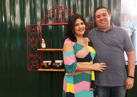 O casal de empresários sergipanos, Carolina Camargo e Edson Pereira, recepcionando figuras da sociedade na inauguração da Palermo Pizzeria, no Food Park Vera Arruda, na quinta-feira (19)