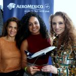 No stand da Aero México a executiva de contas, Karen Barbosa com Luciana e a jornalista curitibana, Carolina Leal