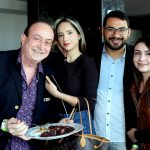 O internacional medico Eduardo Gomes de Azevedo e Beatriz Pimentel e o casal, Valeria Lima e o cantor Sergio Rayney curtindo a feijoada