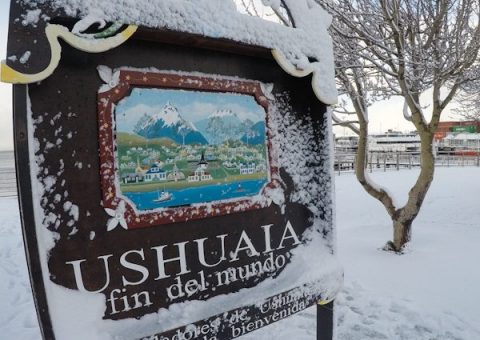 Brasileiros em Ushuaia fazem a festa com muita neve na cidade mais austral do planeta