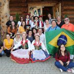 Na porta do restaurante Skansen Smakow, na Cracóvia.o grupo de dança folclórica polonesa recepciona os agentes de viagens brasileiros do FAMTOUR à Polônia a convite da Schultz Operadora, diretora geral, Ana Santana, liderou o grupo que foi recebido pela Diretora de Projetos do Escritório de Turismo da Polônia, Dorota Zadrozna