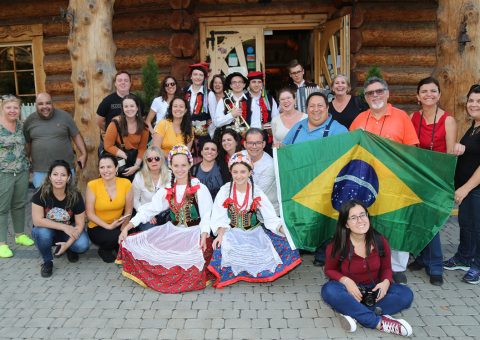 Na porta do restaurante Skansen Smakow, na Cracóvia.o grupo de dança folclórica polonesa recepciona os agentes de viagens brasileiros do FAMTOUR à Polônia a convite da Schultz Operadora, diretora geral, Ana Santana, liderou o grupo que foi recebido pela Diretora de Projetos do Escritório de Turismo da Polônia, Dorota Zadrozna