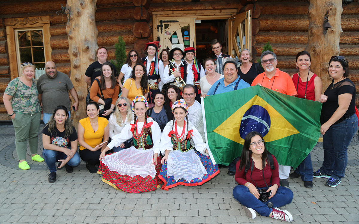 Na porta do restaurante Skansen Smakow, na Cracóvia.o grupo de dança folclórica polonesa recepciona os agentes de viagens brasileiros do FAMTOUR à Polônia a convite da Schultz Operadora, diretora geral, Ana Santana, liderou o grupo que foi recebido pela Diretora de Projetos do Escritório de Turismo da Polônia, Dorota Zadrozna