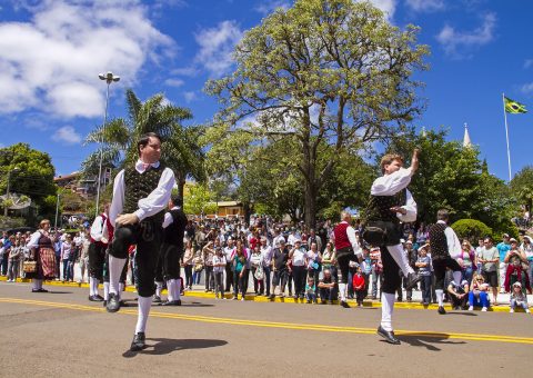 Festas de outubro garantem diversão para turistas e moradores em SC