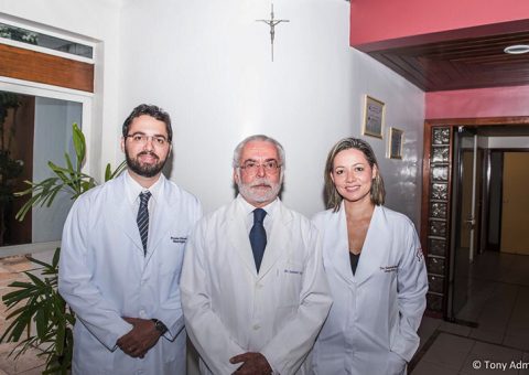 Dr. Persis Oliveira, Mastologista; Dr. Lourival Cezar de Oliveira, cirurgião plástico; dra. Emmanuella Oliveira, cirurgiã plástica