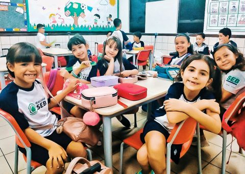 No Ensino Fundamental, as tradicionais fileiras de cadeiras deram espaço a "ilhas de aprendizado".