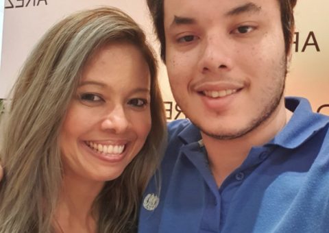 A jornalista e atriz baiana Yin yee Carneiro ao lado do filho, o estudante de Direito, Felipe Ng Carneiro, nos eventos mais badalados de Salvador