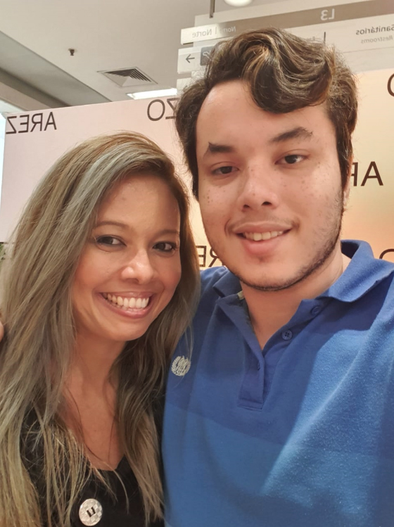 A jornalista e atriz baiana Yin yee Carneiro ao lado do filho, o estudante de Direito, Felipe Ng Carneiro, nos eventos mais badalados de Salvador