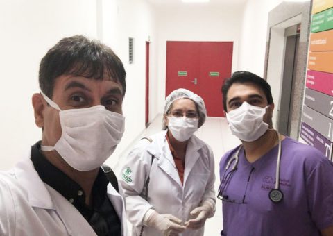 Dr. Marcos Holanda e Drª Edilma, do Sindicato dos Médicos, em visita a novíssima UTI COVID-19, do Hospital da Mulher, com Dr. Luiz Guilherme, do GAHAS e coordenador da UTI do Hospital