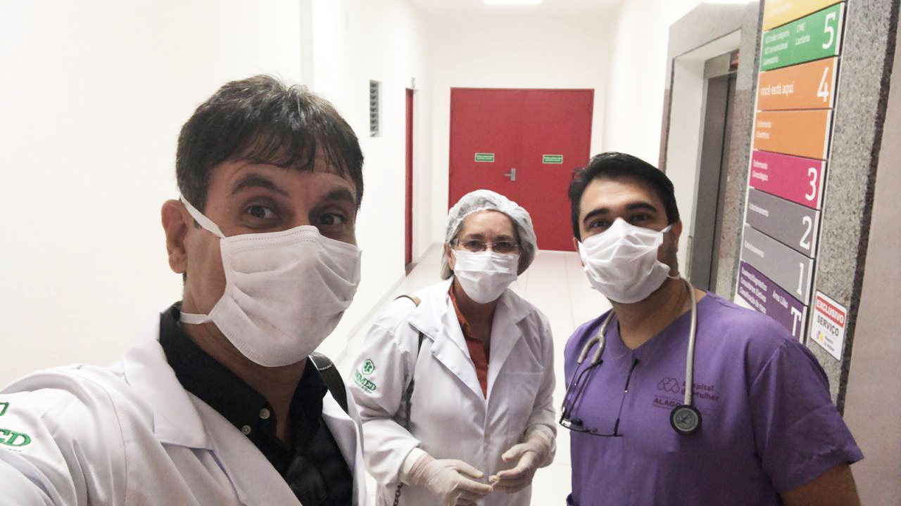 Dr. Marcos Holanda e Drª Edilma, do Sindicato dos Médicos, em visita a novíssima UTI COVID-19, do Hospital da Mulher, com Dr. Luiz Guilherme, do GAHAS e coordenador da UTI do Hospital
