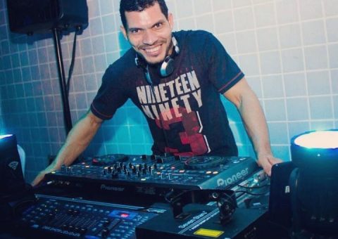 Com um megamix de músicas, o DJ Saulo Richard é aplaudido nos palcos