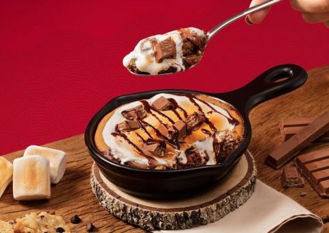 Outback anuncia feat com KitKat para o lançamento de S’mores: combinação de cookie com marshmallow derretido e chocolate