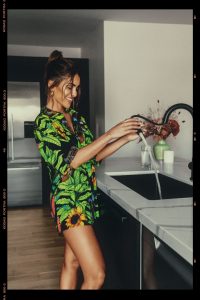 Camila Coelho fotografa campanha de Colcci em sua casa em LA