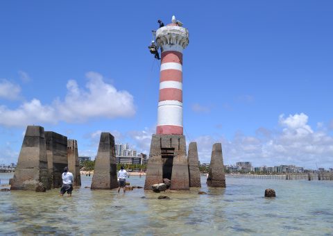 Capitania dos Portos de Alagoas (CPAL) realiza manutenção preventiva do Farol Ponta Verde